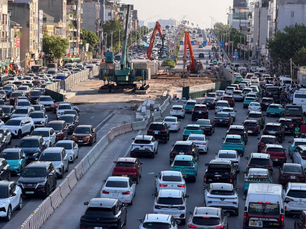 Traffic jam at Co Linh - Vinh Tuy bridge intersection (Hanoi), afternoon 2. 9. Photo: Hoai Anh