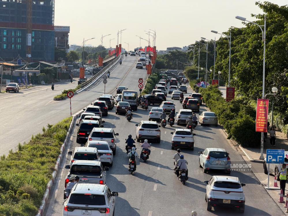 Phương tiện nối đuôi nhau di chuyển trên đường Cổ Linh. Ảnh: Hoài Anh