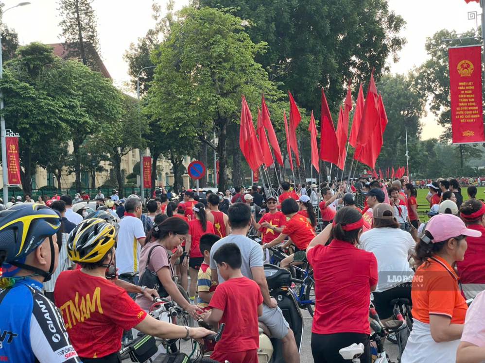 Từ sáng sớm ngày 2.9, dòng người đã đổ về Quảng trường Ba Đình và nhiều điểm di tích lịch sử khác. Ảnh: I La