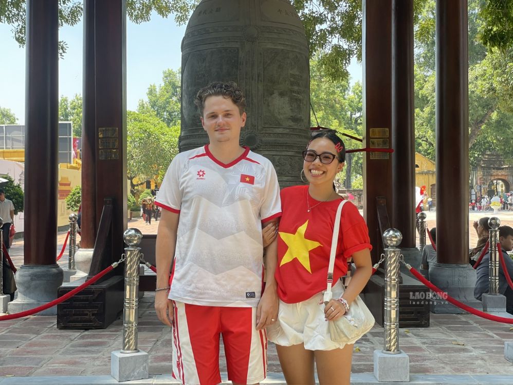 Dù thời tiết khá oi ả, hai du khách vẫn rất vui và hào hứng khi được trải nghiệm du lịch Việt Nam dịp Quốc khánh. Ảnh: I La