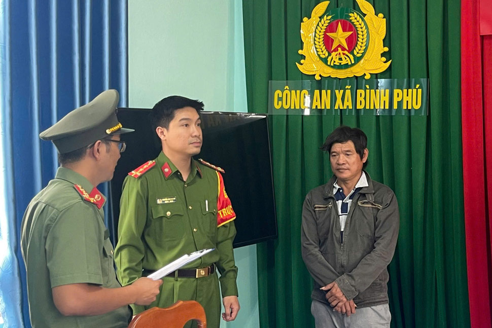 Cơ quan An ninh điều tra Công an tỉnh Gia Lai thi hành lệnh bắt tạm giam đối với Võ Lại. Ảnh: Công an Gia Lai