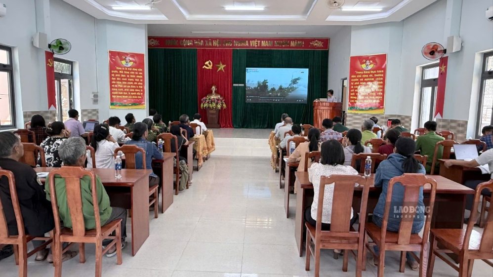 Người dân tham dự buổi tuyên truyền, phổ biến kiến thức phòng, tránh và giảm nhẹ thiên tai tại xã Bến Giằng, thành phố Đà Nẵng.Ảnh: Văn Nhân  