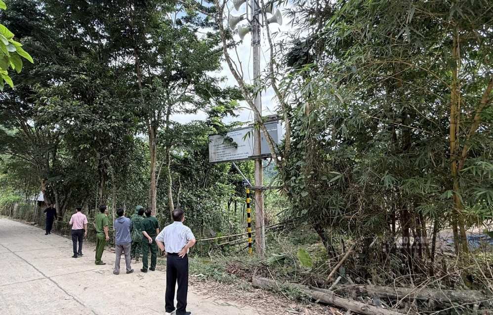 Đoàn công tác Công ty Thủy điện Sông Bung phối hợp với chính quyền địa phương kiểm tra hệ thống cảnh báo xả tràn tại khu vực hạ du Nhà máy Thủy điện Sông Bung 2. Ảnh: Văn Nhân  