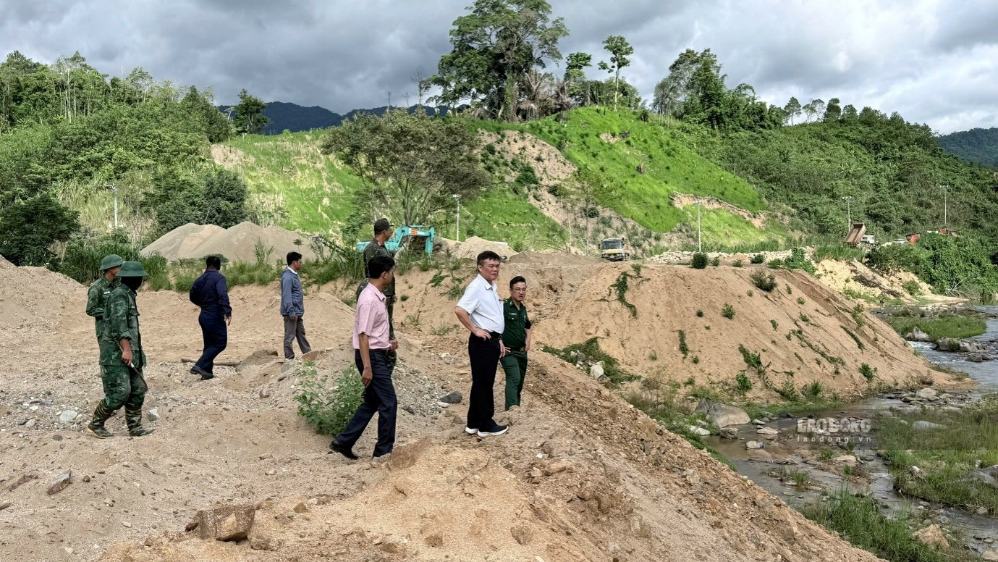 Đoàn công tác Công ty Thủy điện Sông Bung phối hợp với chính quyền địa phương kiểm tra hiện trạng hành lang an toàn thoát lũ tại xã La Êê. Ảnh: Văn Nhân  