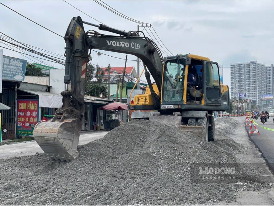 Nên đường được nâng cao khoảng 1 m. Ảnh: Đình Trọng