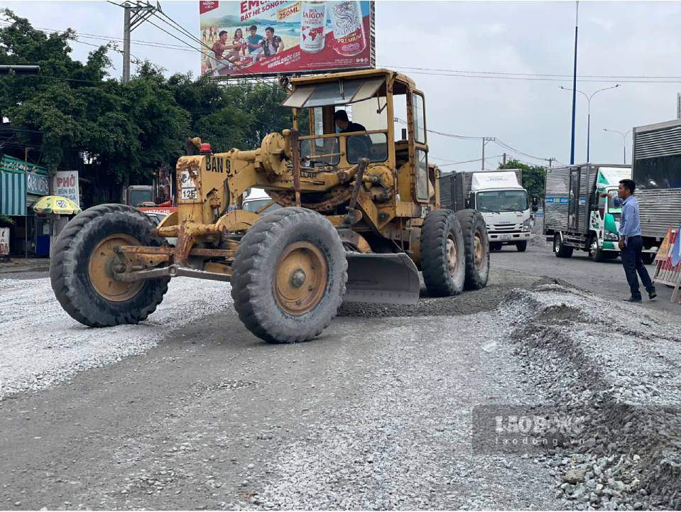Đường Quốc lộ 13 hướng từ Bình Dương về TPHCM đang được nâng cao nền đường. Ảnh: Đình Trọng