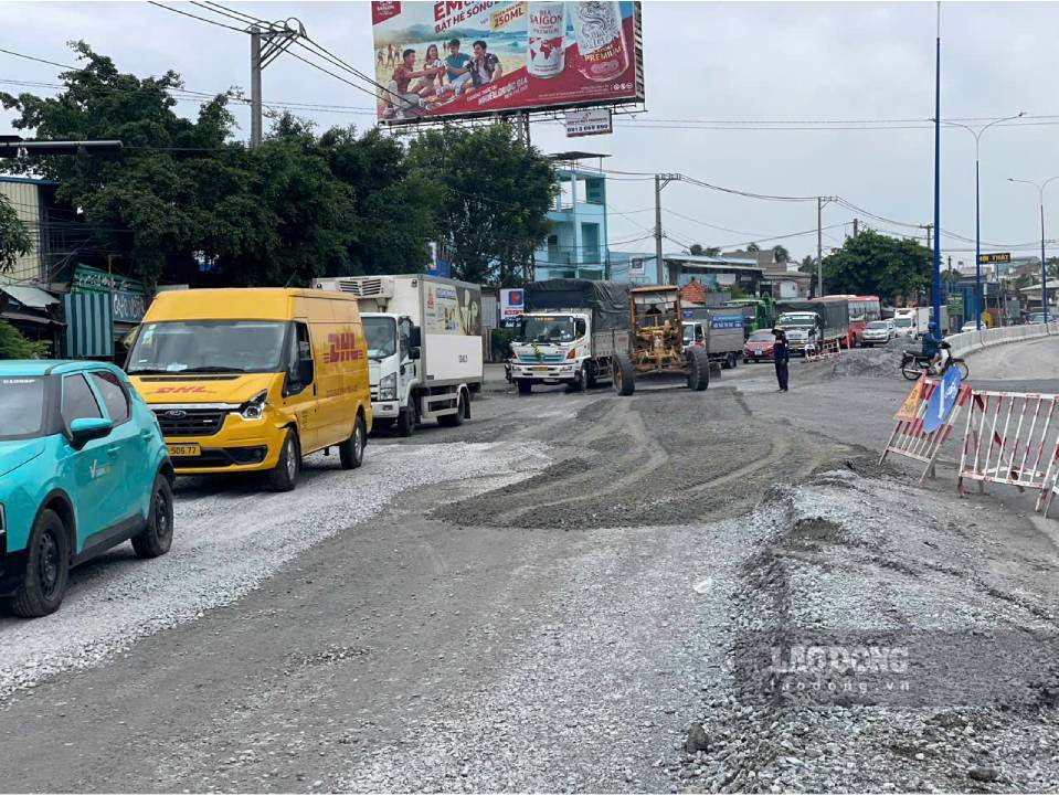 Các đoạn đang đổ đá nâng cao nền đường, các phương tiện di chuyển khó khăn. Ảnh: Đình Trọng