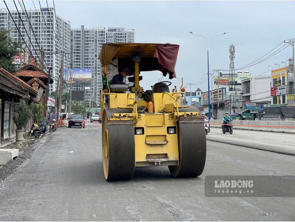 Một số đoạn đang lu lèn, chuẩn bị trải nhựa. Ảnh: Đình Trọng