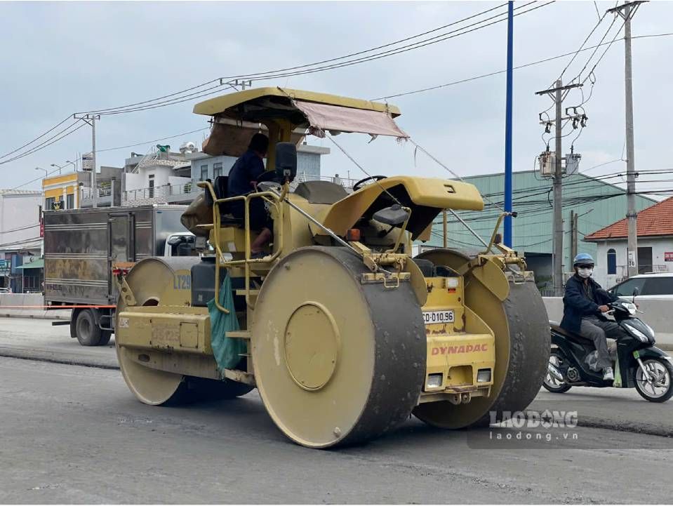 National Highway 13 section passing through Lai Thieu ward is being elevated. Photo: Dinh Trong