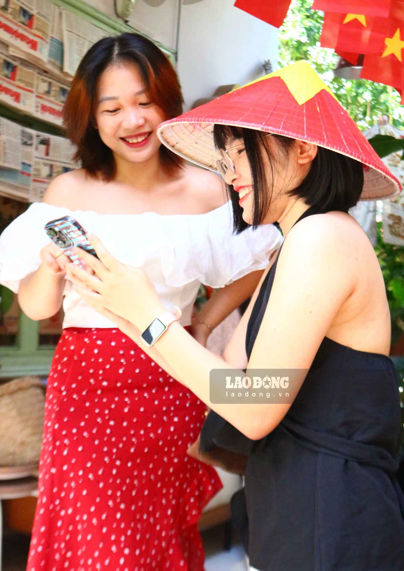 Giới trẻ Hà Nội rộn ràng check-in quán cà phê trang trí cờ đỏ sao vàng ngày 2.9. Ảnh: Thạch Lam