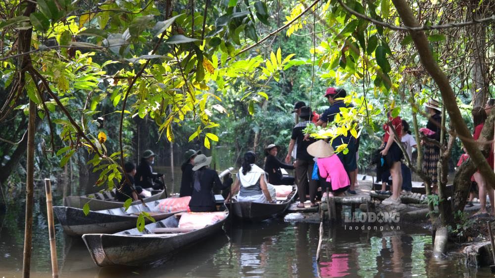 Dong Thap province focuses on inspecting a number of issues related to operating licenses and conditions to ensure safety for tourists of ships, boats, and ferries serving tourists. In the photo: tourist spot preparing life jackets, ensuring safety for tourists - Phong Linh.