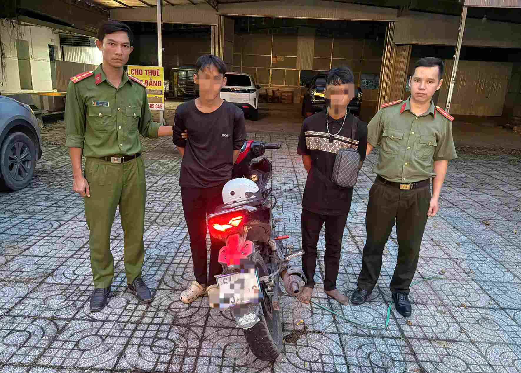 Two teenagers who robbed a phone were arrested by the police. Photo: Da Teh Commune Police