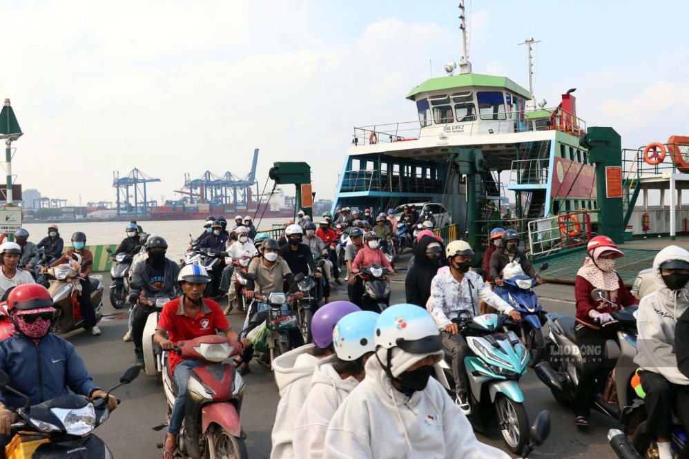 Các phương tiện xếp kín trên phà. Ảnh: Anh Tú