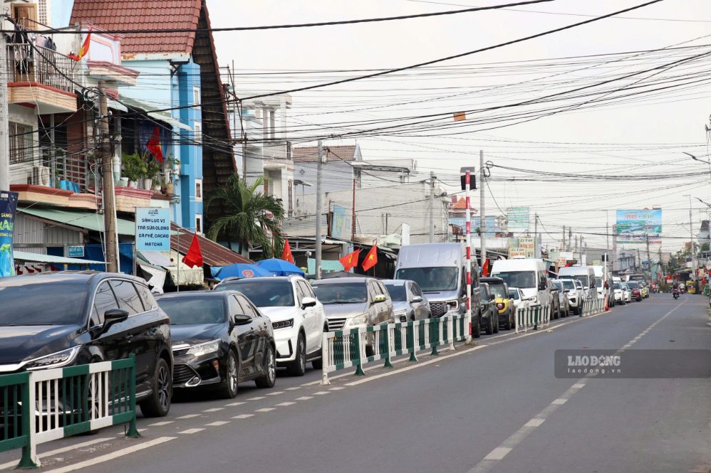 Cat Lai ferry congestion nearly 2km, Ho Chi Minh City - Long Thanh expressway clear in the afternoon 2. 9. Photo: Anh Tu