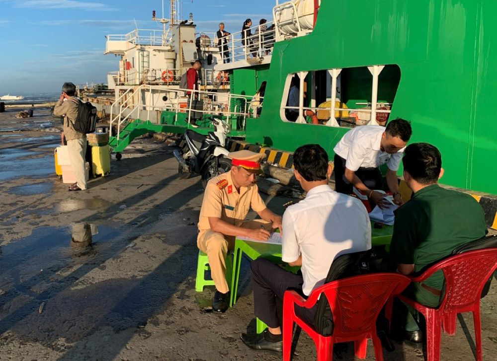 Lực lượng chức năng phối hợp tổng kiểm tra liên ngành đối với hoạt động vận tải hành khách trên tuyến Phan Thiết - Phú Quý. Ảnh: Cảnh sát Giao thông cung cấp