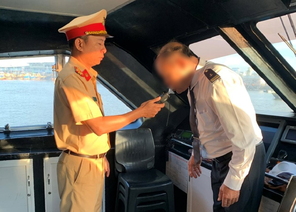 Traffic police measure the alcohol concentration of the captain of the speedboat before departing to Phu Quy island. Photo: Traffic police provided