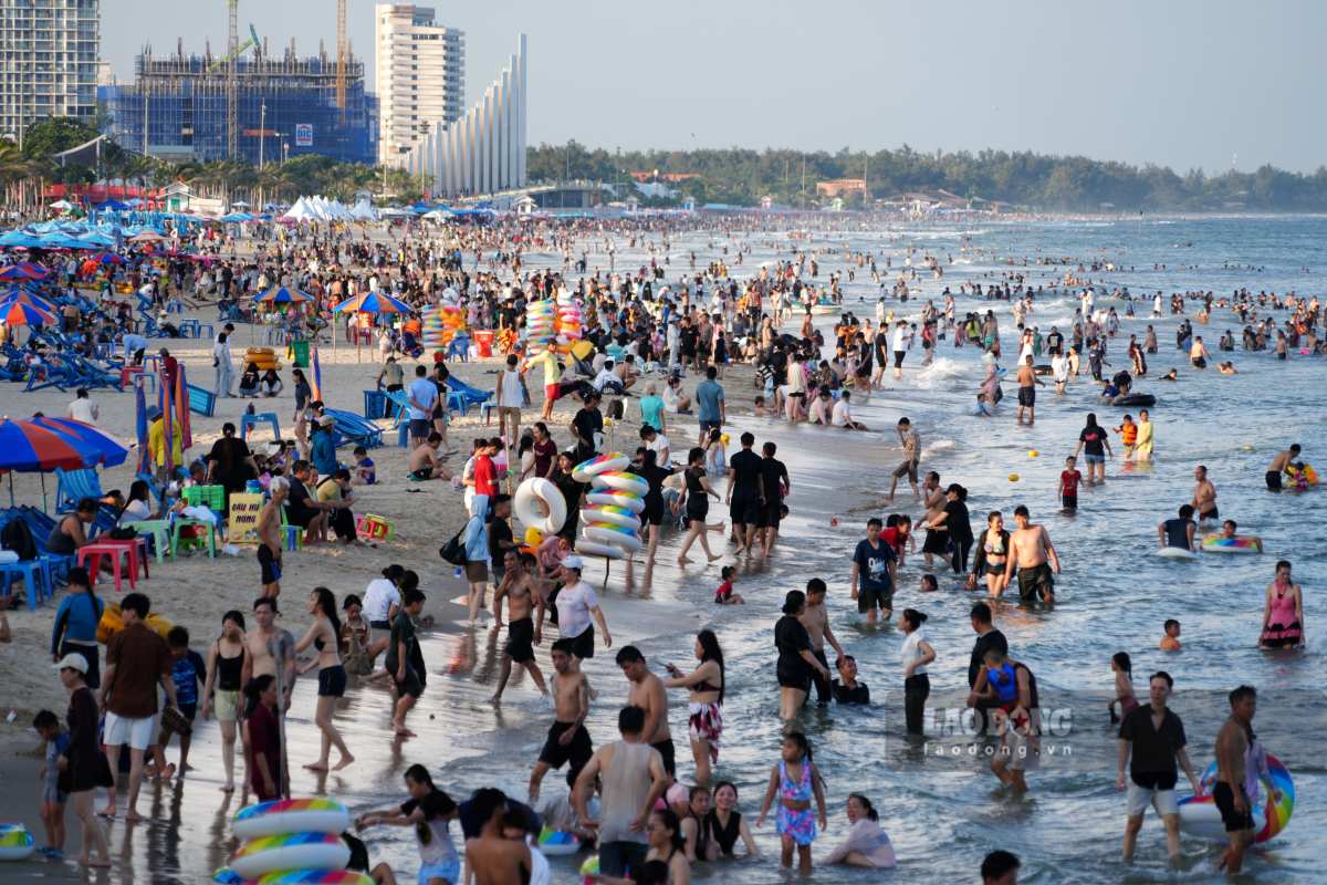 Tourists swimming in the sea in Vung Tau in the late afternoon 2. 9. Photo: Thanh An