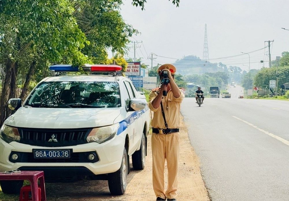 Ham Tan Traffic Police Station uses professional technical equipment to check speed and detect violations on National Highway 1. Photo: Traffic Police provided