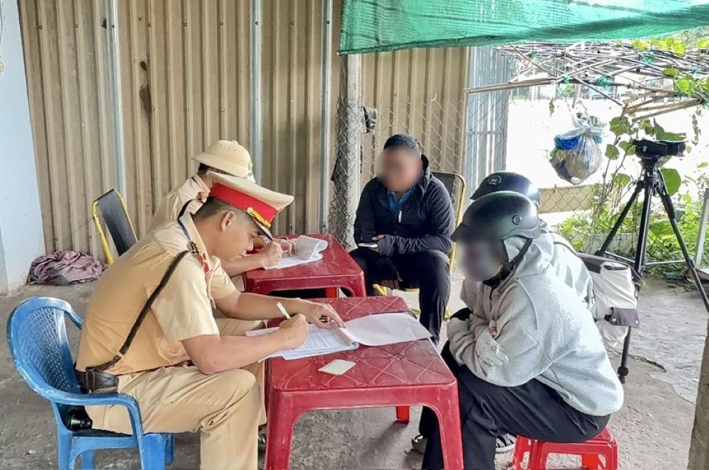Cảnh sát Giao thông lập biên bản các trường hợp vi phạm tốc độ. Ảnh: Cảnh sát Giao thông cung cấp