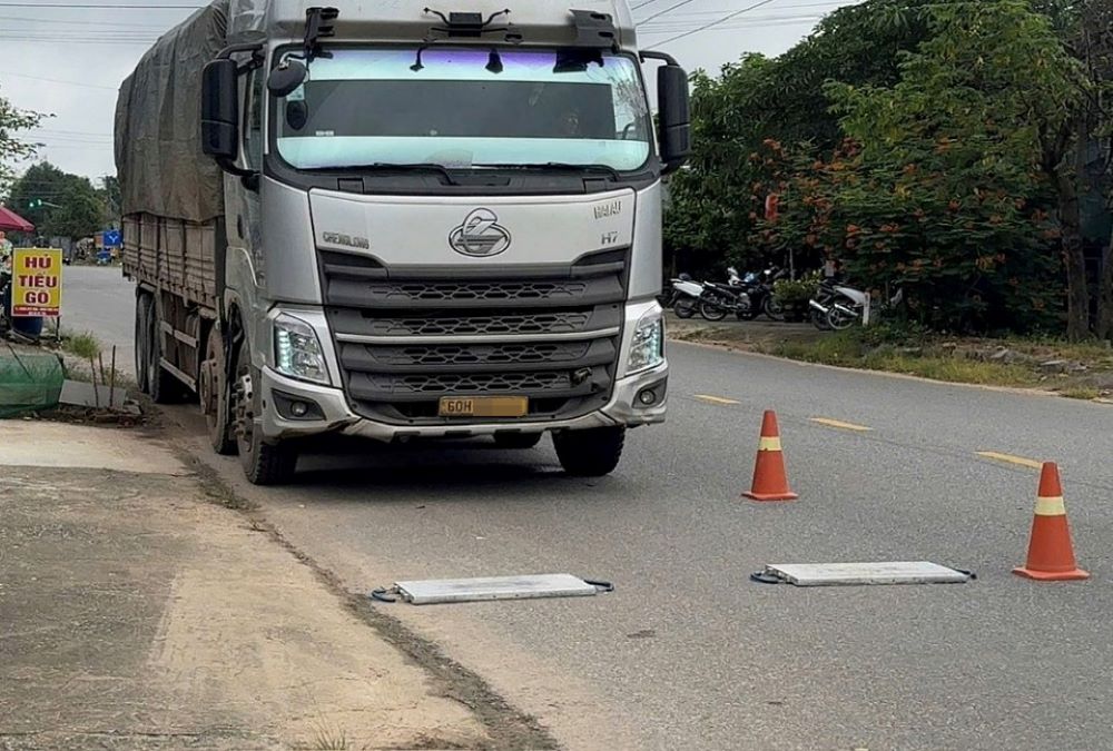 Kiểm tra tải trọng xe ô tô tải. Ảnh: Cảnh sát Giao thông cung cấp