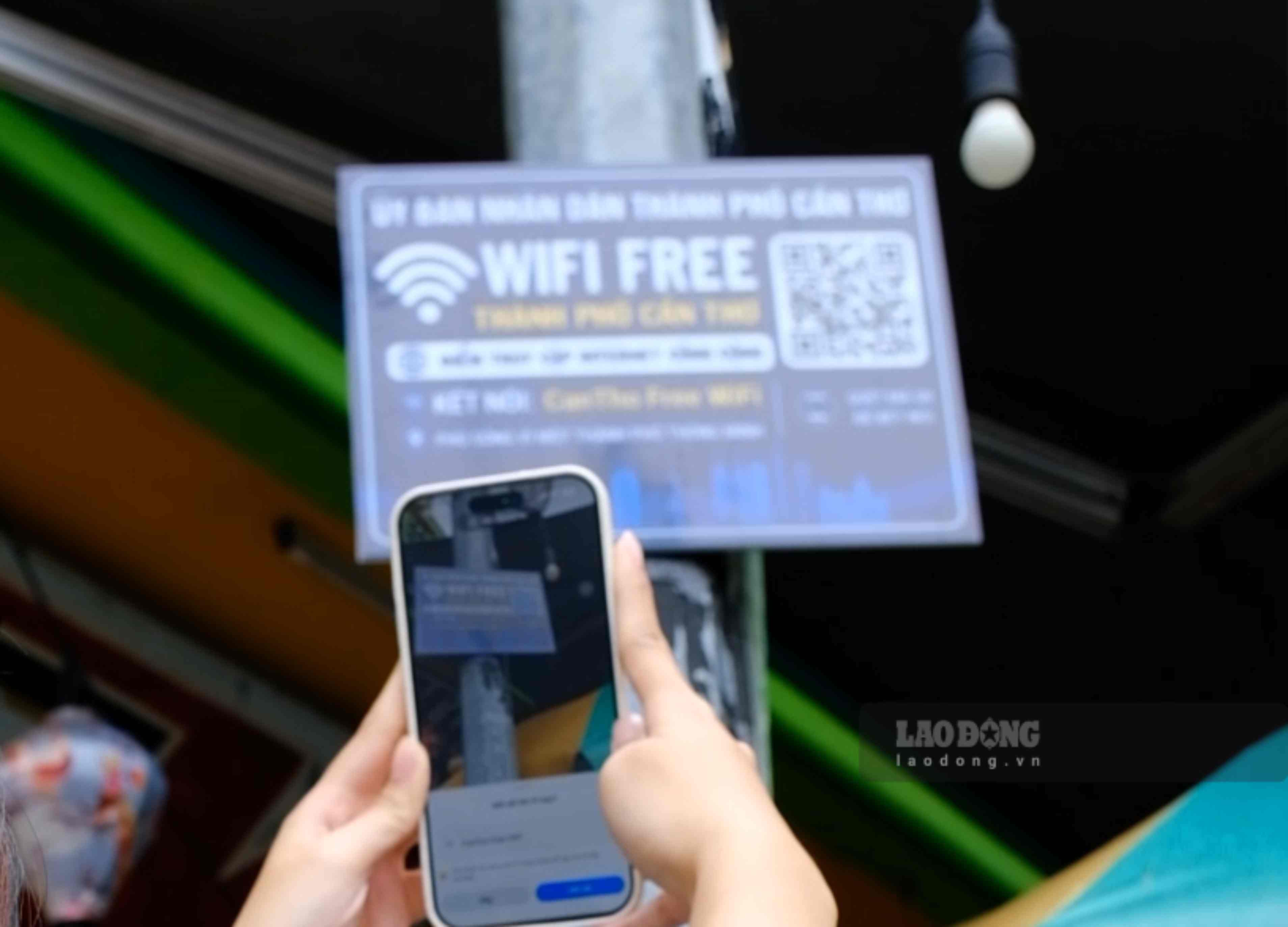 Coming to Can Tho City on September 2nd holiday, many tourists are excited to be able to use free public Wi-Fi at attractions. Photo: My Ly