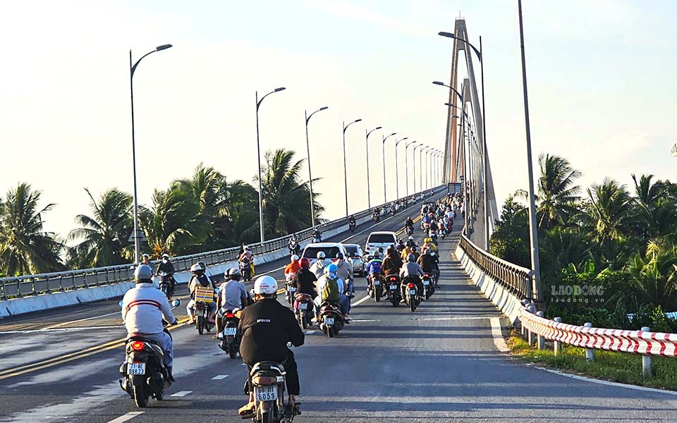 Các phương tiện di chuyển từ miền Tây đi qua cầu Rạch Miễu 1 lên TP.HCM. Ảnh: Huỳnh Du