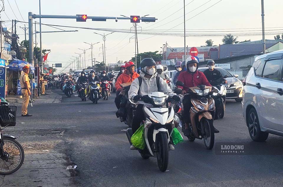 Lực lượng CSGT tỉnh Đồng Tháp túc trực điều tiết giao thông nút giao Thân Cửu Nghĩa với quốc lộ 1. Ảnh: Huỳnh Du