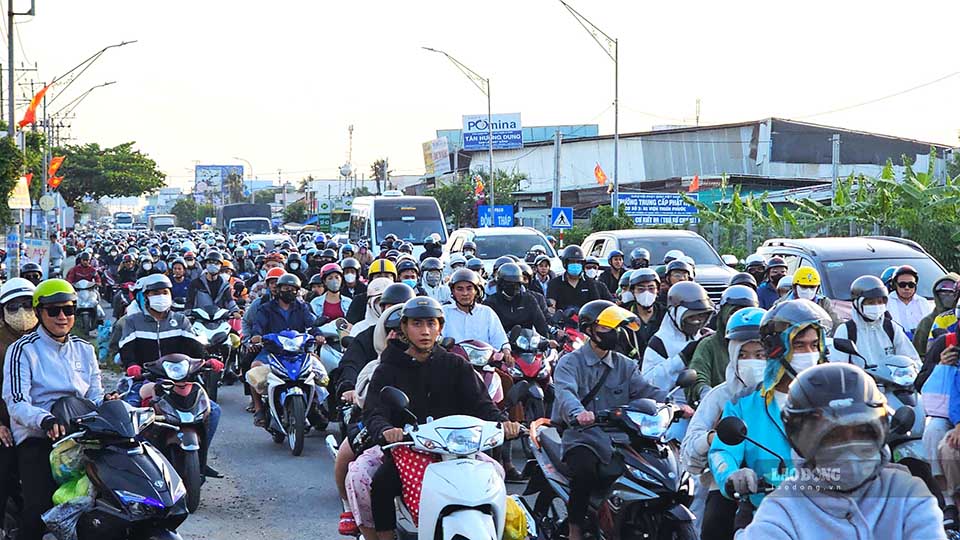 People in the Mekong Delta flock back to Ho Chi Minh City after the holiday 2. 9. Photo: Huynh Du