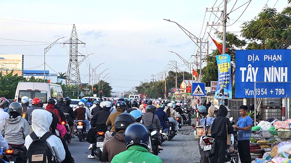 Giao thông bị ùn ứ nhẹ khi các phương tiện từ miền Tây đi TP.HCM qua địa phận tỉnh Tây Ninh. Ảnh: Huỳnh Du