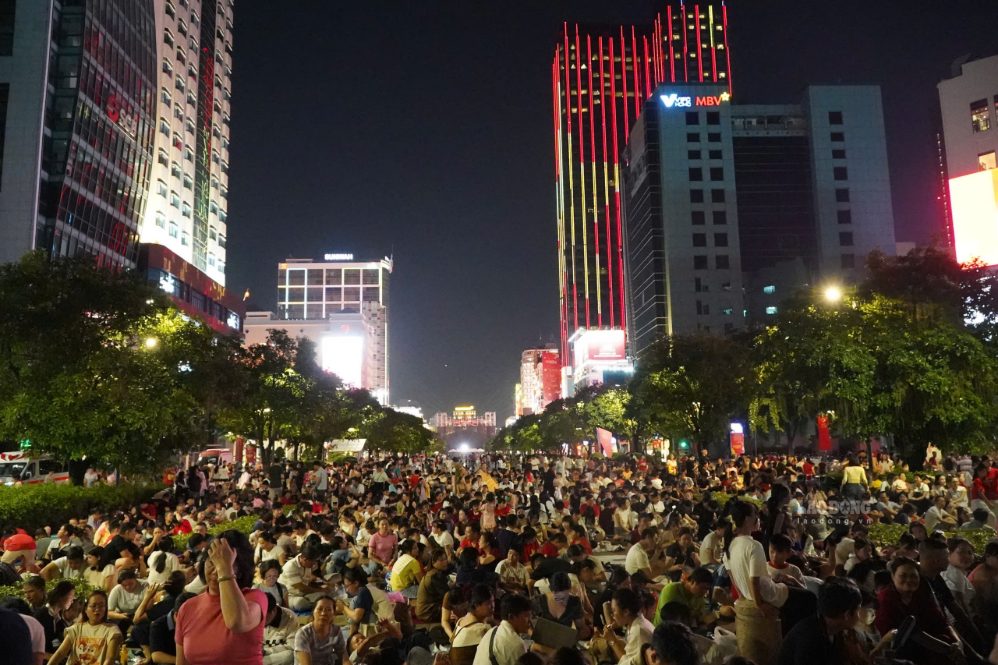 From 7 pm on September 2nd, a large number of people were present at Nguyen Hue pedestrian street waiting to watch fireworks. Photo: Anh Tu