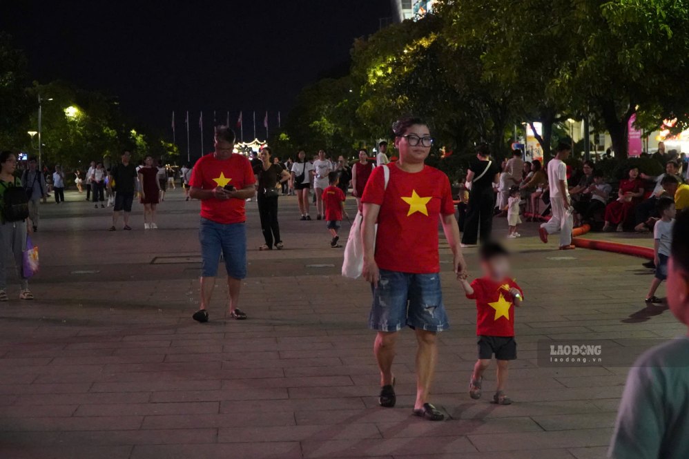 Nhiều gia đình đưa trẻ nhỏ đến trung tâm thành phố vui chơi, chờ màn pháo hoa lúc 21h. Ảnh: Anh Tú