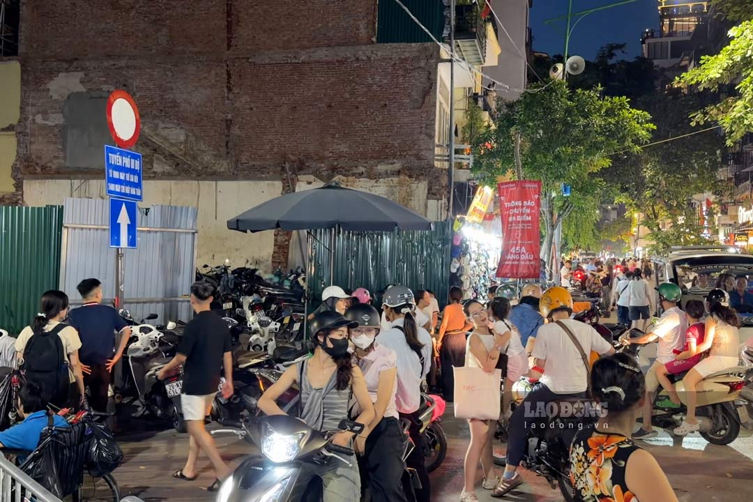 Parking to watch fireworks at Hoan Kiem Lake is charged 50,000 VND/motorbike, 150,000 VND/car.