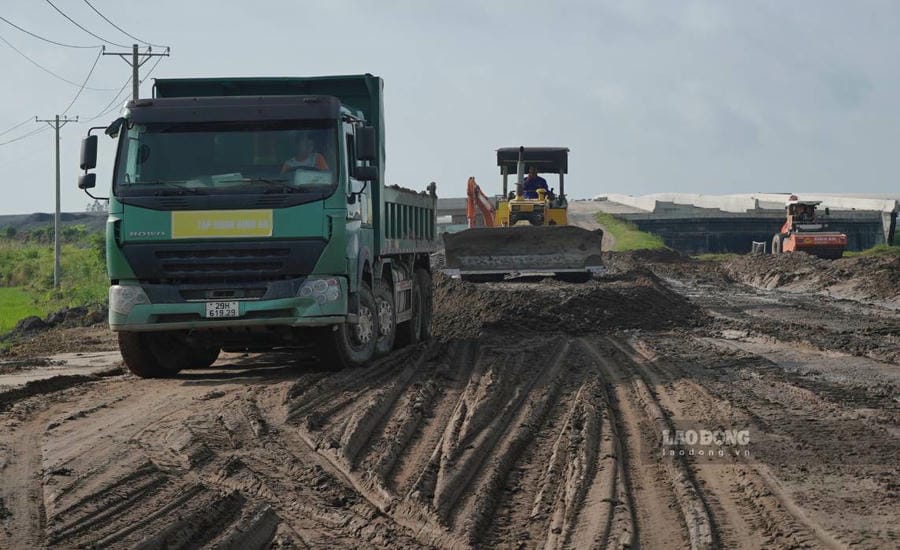Many traffic infrastructure projects are being accelerated, creating more workload for construction contractors. Photo: Ta Quang