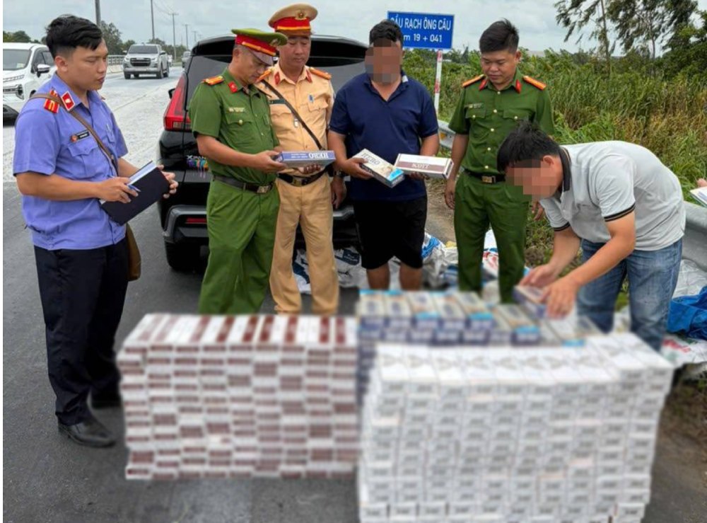 Functional forces discovered on the car 15 sacks containing 3,370 packs of foreign cigarettes of many brands. Photo: Hoang Do/An Giang Police