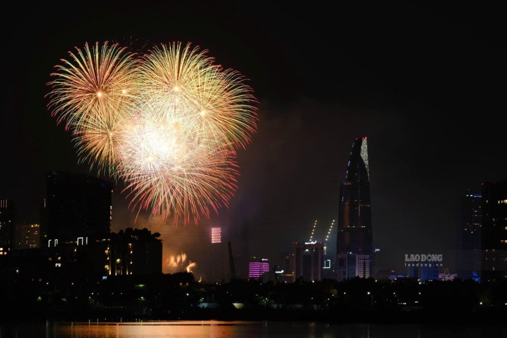Fireworks brightly shine in the central sky of Ho Chi Minh City on the evening of September 2nd, celebrating National Day September 2nd. Photo: Anh Tu