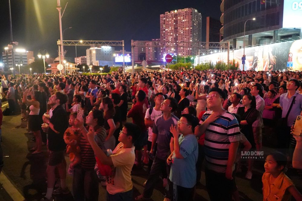 Đông đảo người dân tận hưởng những màn pháo hoa mãn nhãn mừng Quốc khánh 2.9. Ảnh: Thanh Chân