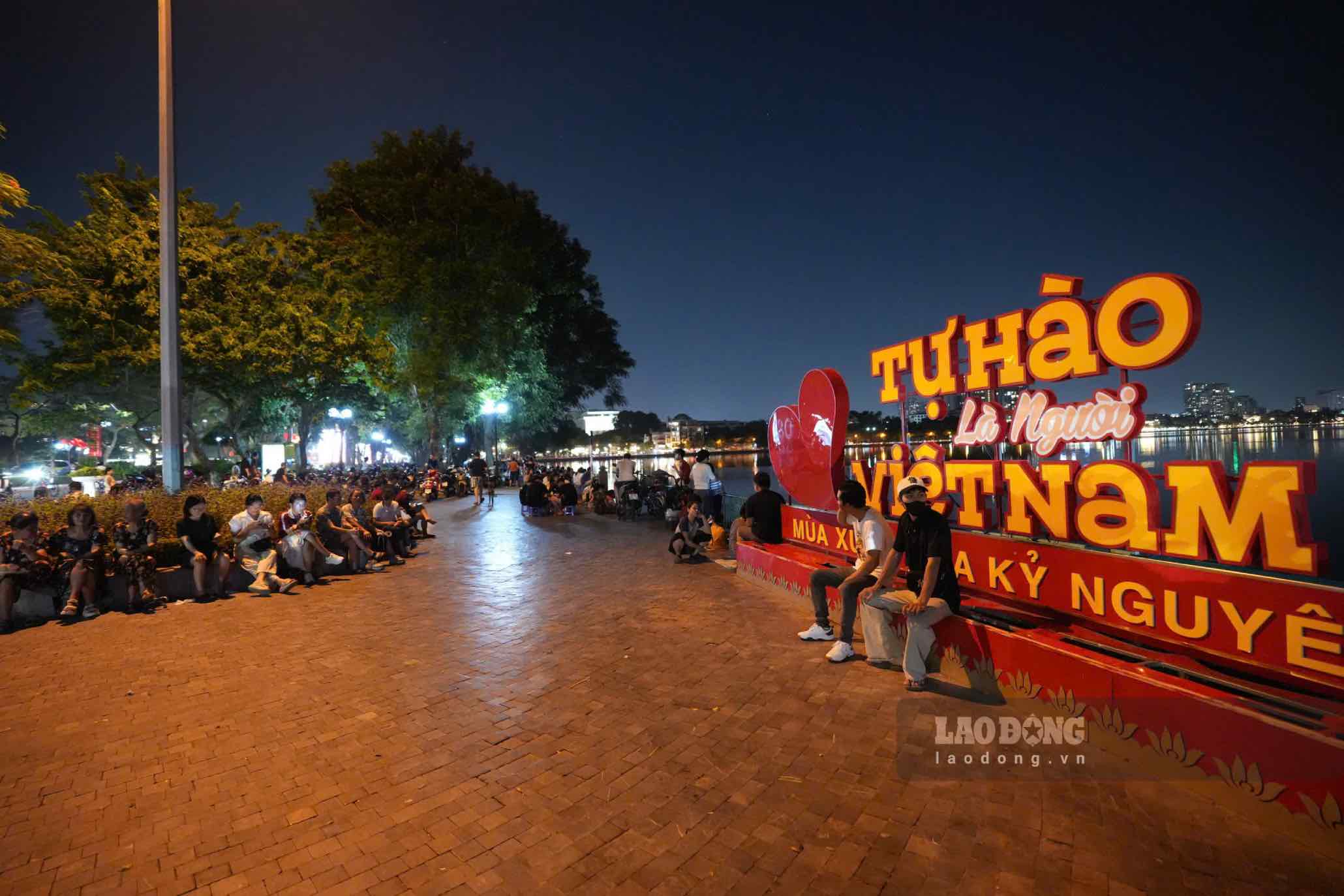 From 8 pm, many people were present on Thanh Nien street to wait for the fireworks display. Photo: Huu Chanh