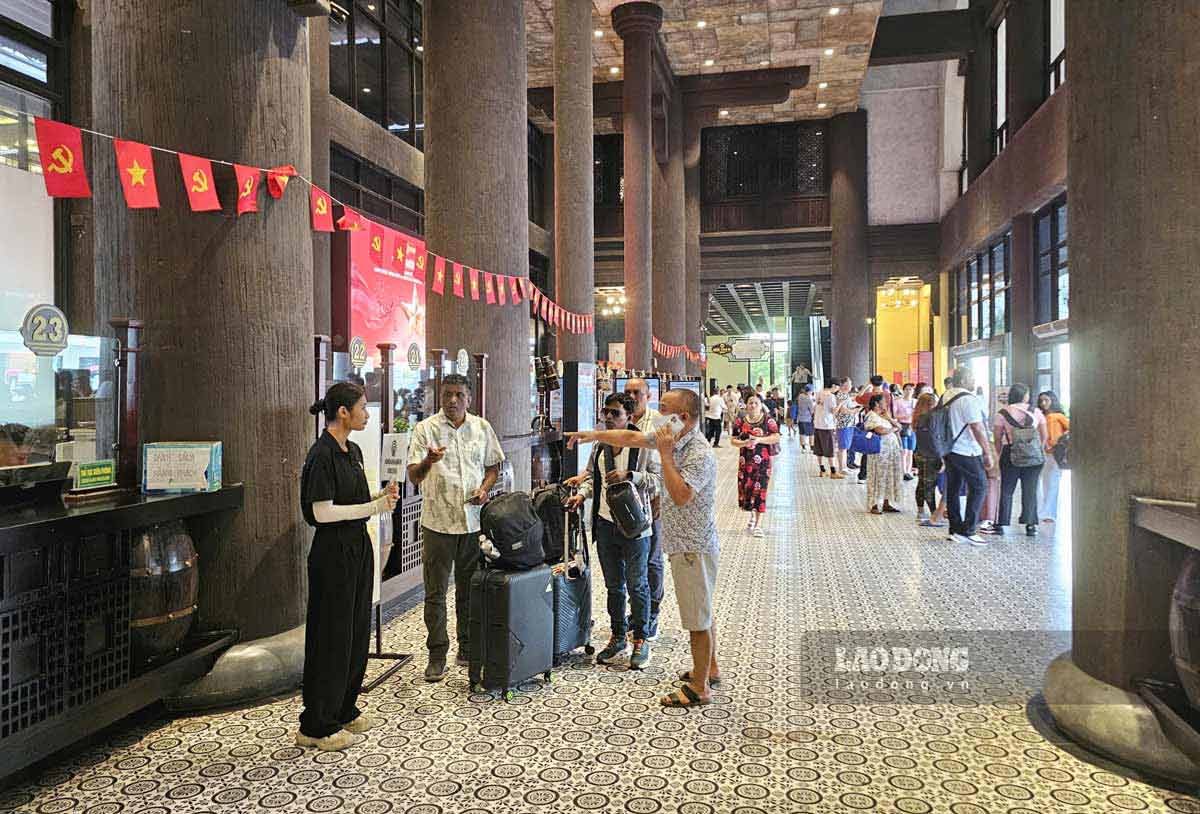International tourists complete procedures to visit Ha Long Bay at Ha Long International Passenger Port, Quang Ninh city. Photo: Doan Hung