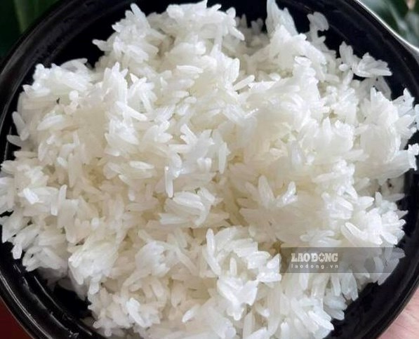 Reducing the amount of white rice in meals can help the elderly stabilize blood sugar. Photo: Kieu Vu