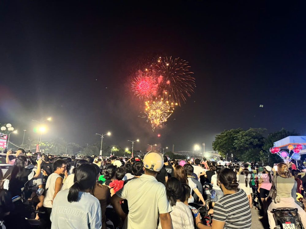 Màn bắn pháo hoa kéo dài 15 phút đồng loạt tại 5 trận địa. Ảnh: Linh Boo