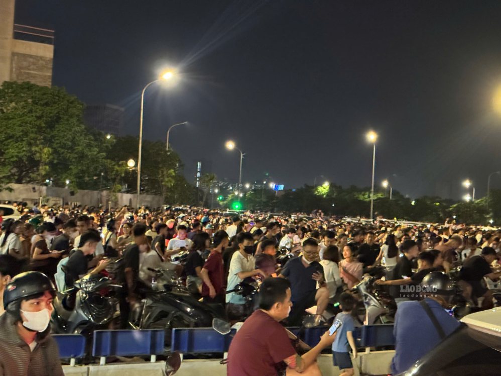 Trước giờ G, nhiều người có mặt tại khu vực ngã tư đường Lê Quang Đạo và các tuyến đường xung quanh đường đua F1 chờ xem bắn pháo hoa. Ảnh: Chí Long
