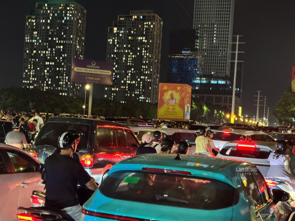 Crowded traffic in the Le Quang Dao street area before the fireworks display. Photo: Chi Long