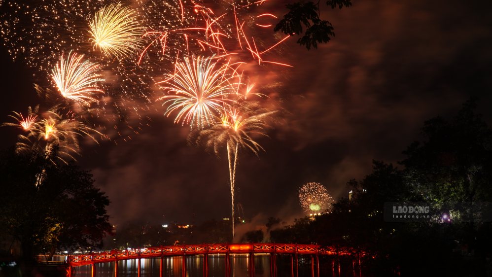 Brilliant fireworks light up the sky of Hoan Kiem Lake to celebrate National Day September 2nd. Photo: Minh Vu
