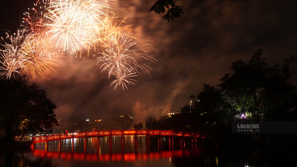 Đúng 21h, màn pháo hoa nghệ thuật bắt đầu trong sự háo hức của đông đảo người dân và du khách. Ảnh: Minh Vũ