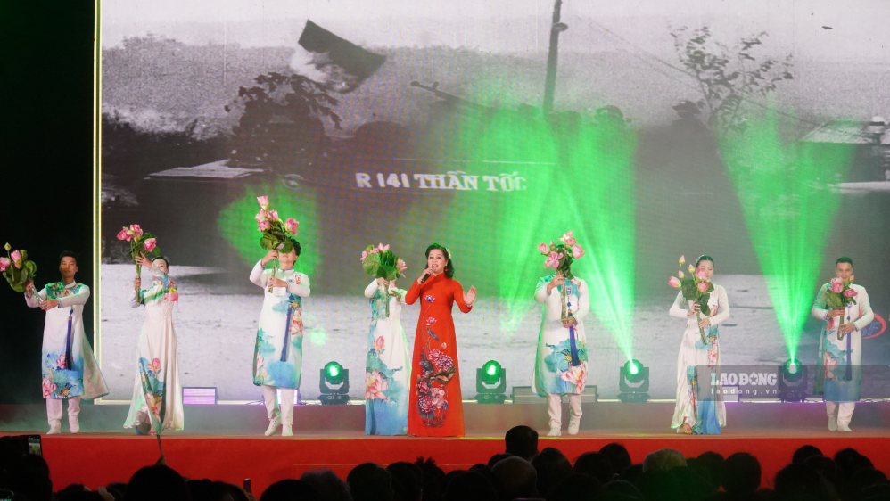 Các tiết mục nghệ thuật được dàn dựng công phu, tái hiện dấu ấn lịch sử và vẻ đẹp của Thủ đô Hà Nội. Ảnh: Minh Vũ