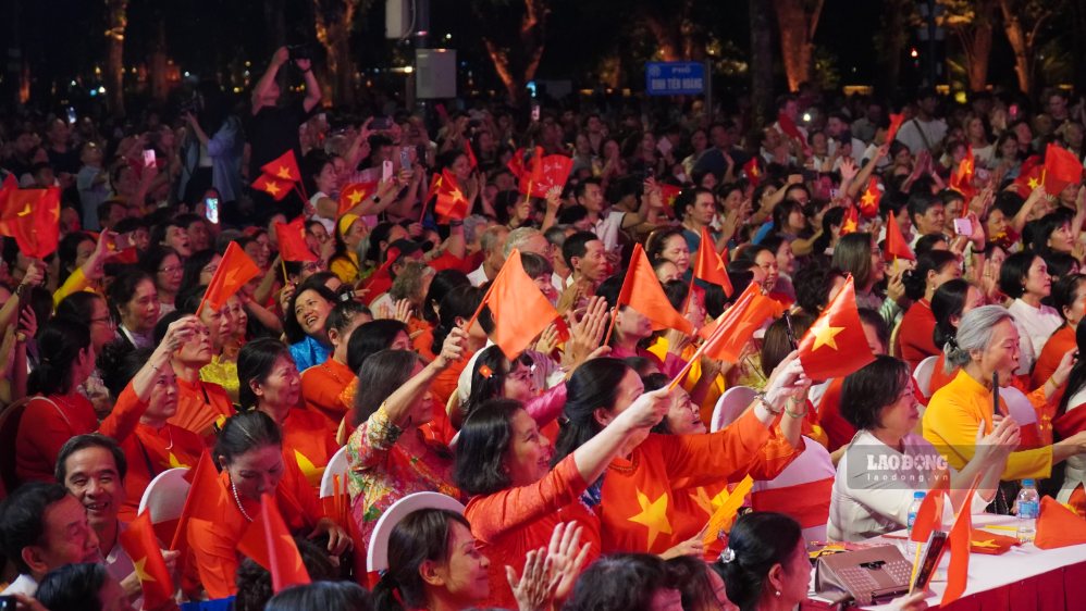 Người dân Thủ đô thích thú thưởng thức chương trình nghệ thuật trong không khí rộn ràng của ngày lễ Quốc khánh. Ảnh: Minh Vũ