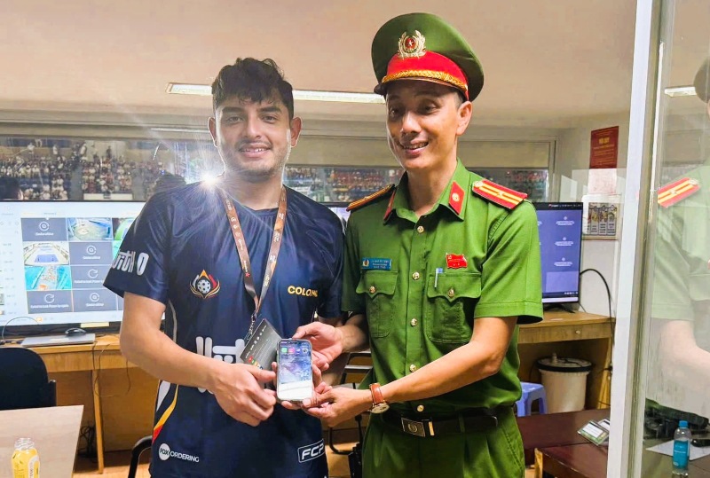 Foreign athletes receive back lost phones on the opening night of the 2026 Pickleball World Cup tournament in Da Nang. Photo: Da Nang Police