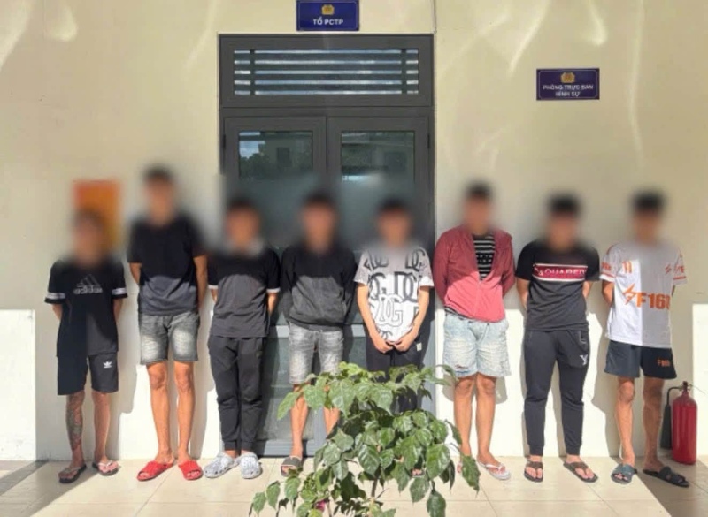 Công an phường Sơn Trà, Đà Nẵng gọi răn đe, giáo dục 15 thanh thiếu niên có biểu hiện tụ tập gây mất an ninh trật tự dịp Quốc khánh 2.9. Ảnh: Công an Đà Nẵng