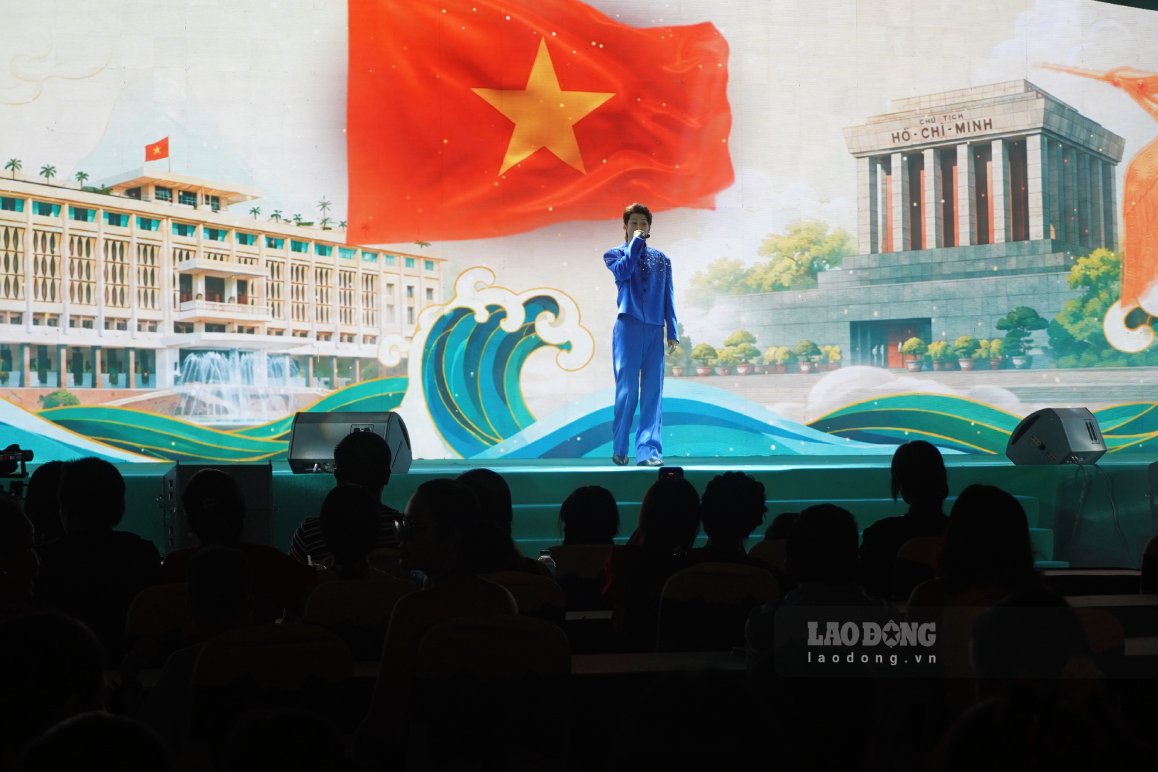Các tiết mục tại chương trình. Ảnh: Tạ Quang