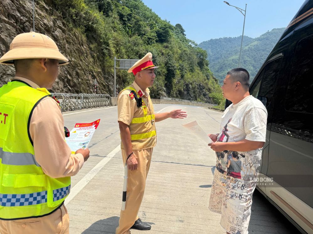 Lực lượng CSGT kiểm soát phương tiện. Ảnh: Phạm Bằng